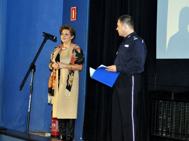 Ewa Gawor, Dyrektor BBiZK, przemawia do policjantów, obok inspektor Sławomir Cisowski Zastępca Naczelnika Wydziału Doskonalenia Zawodowego