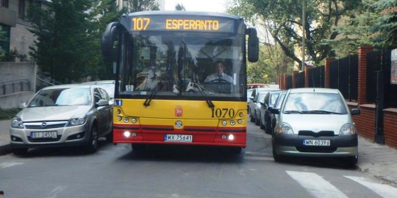 Przeciskanie się autobusu - przez zaparkowane samochody na ul. Kierbedzia.