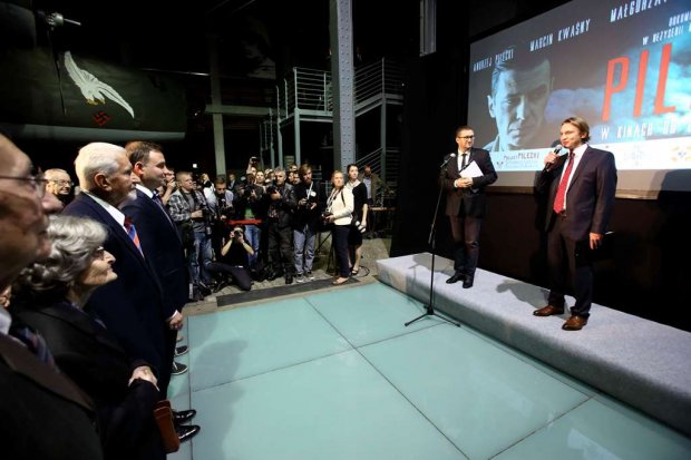 Pokaz filmu "Pilecki" dla Prezydenta RP. Obok prezydenta Andrzeja Dudy stoi prof Leszek Żukowski - prezes Światowego Związku Żołnierzy AK. Pod ekranem mówi do mikrofonu Michał Kondrat - dystrybutor filmu, radny m.st. Warszawy, obok stoi Jan Ołdakowski - dyrektor Muzeum Powstania Warszawskiego.