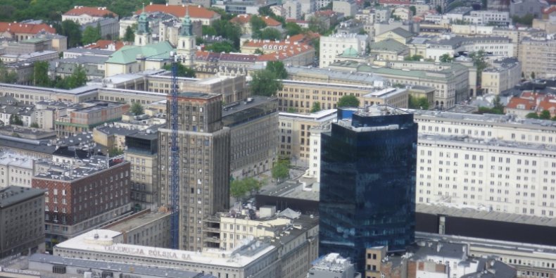 Widok z PKiN. W środku Prudential. Pierwszy w Polsce wieżowiec, któy będąc zabytkiem niszczeje przez zaniedbanie właściciela, nomen omen z Krakowa.