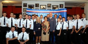 Uczniowie TECHNIKUM SAMOCHODOWEGO Nr 2 im. Czesława Orłowskiego, klasa BRD pod patronatem KSP (Bezpieczeństwo Ruchu Drogowego) - w środku od lewej: Wicedyrektor ZSSiL nr 2 pani Barbara Oleksiewicz, Dyrektor BBiZK Ewa Gawor i Komendant KSP nadinspektor Michał Domaradzki