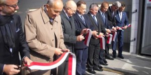 Marszałek Adam Struzik i przedstawiciele firm przecinają uroczyście wstęgę