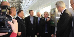 Marszałek Adam Struzik i goście zwiedzają myjnię