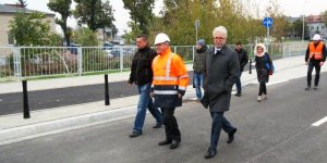 Otwarcie Nowolazurowej - w okularach Jacek Wojciechowicz zastępca prezydent Warszawy, w białym kasku Andrzej Makowelski – zastępca dyrektora Zarządu Miejskich Inwestycji Drogowych