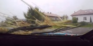 1 Rajd Cielądza - kadr z przejazdu załogi przez siano.