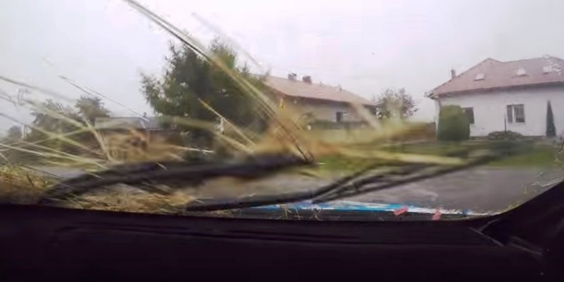 1 Rajd Cielądza - kadr z przejazdu załogi przez siano.