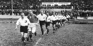 Stadion Wojska Polskiego - piłkarze wybiegają na murawę.