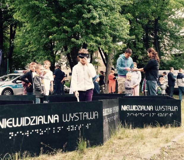 Niewidzialny Labirynt Niewidzialnej Wystawy