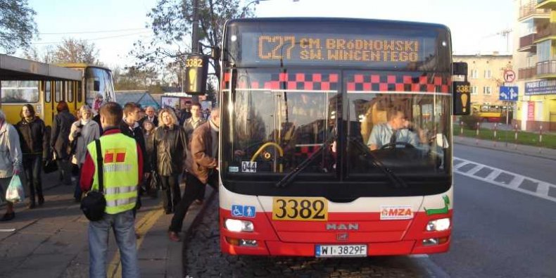 Warszawska linia cmentarna. Na przystanku wyróżnia się informator ZTM