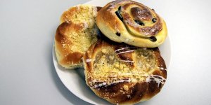 Drożdżówka (yeast-cake) - my favorite Polish sweet for breakfas. Opisał swoje zdjęcie w Wikipedii Klearchos Kapoutsis z Santorini, Grecja.