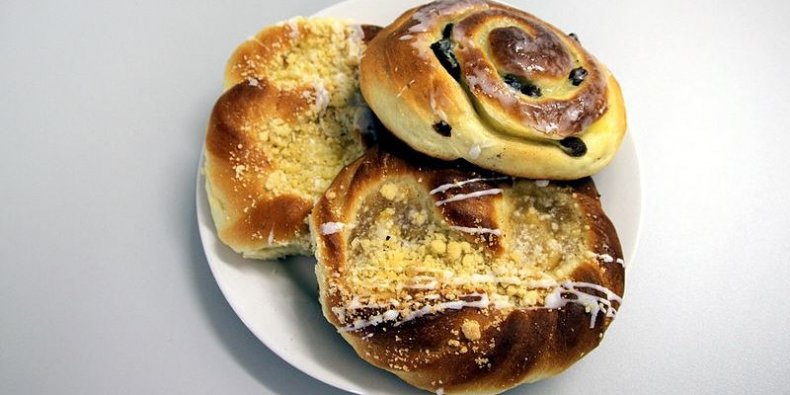Drożdżówka (yeast-cake) - my favorite Polish sweet for breakfas. Opisał swoje zdjęcie w Wikipedii Klearchos Kapoutsis z Santorini, Grecja.