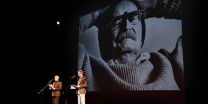 Duża Scena teatru Polskiego. Mistrz spogląda na widzów i na aktorów