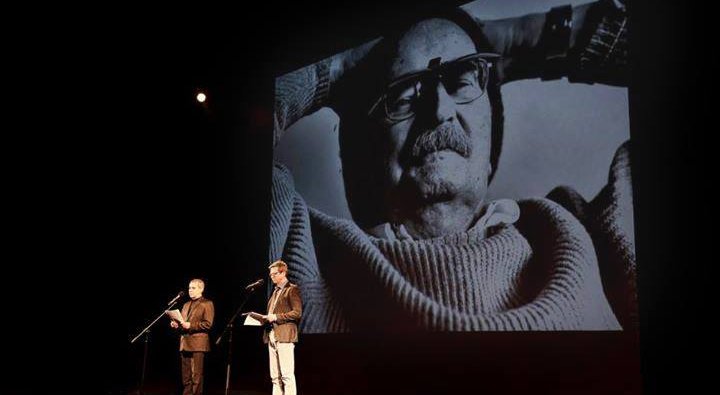 Duża Scena teatru Polskiego. Mistrz spogląda na widzów i na aktorów