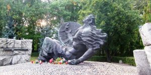 Polegli Niepokonani - Pomnik autorstwa prof. Gustawa Zemły na Cmentarzu Powstańców Warszawy