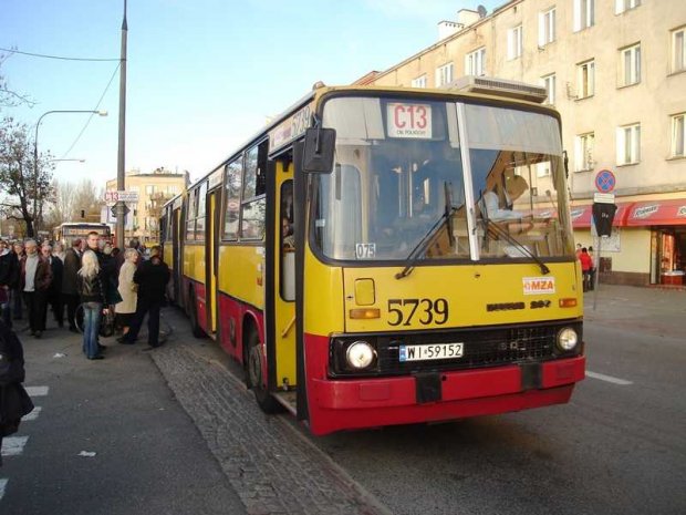 Zdjęcie historyczne Ikarus na linii cmentarnej C13