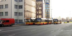 Omijanie autobusu nie mogącego zaparkować przez dostawczak - ul. Waryńskiego