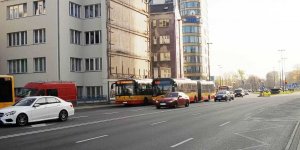 Omijanie autobusu nie mogącego zaparkować przez dostawczak - ul. Waryńskiego