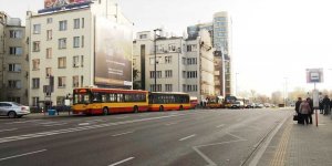 Omijanie autobusu nie mogącego zaparkować przez dostawczak - ul. Waryńskiego