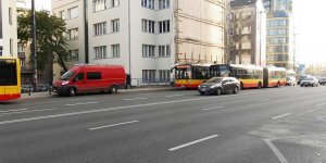 Omijanie autobusu nie mogącego zaparkować przez dostawczak - ul. Waryńskiego