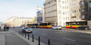 Autobus z prawego pasa wyjeżdza na trasę, ten ze środkowego będzie próbował zaparkować - ul. Waryńskiego