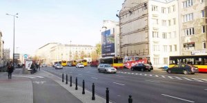 Autobus z prawego pasa odjechał na trasę, ten ze środkowego będzie próbuje zaparkować - ul. Waryńskiego