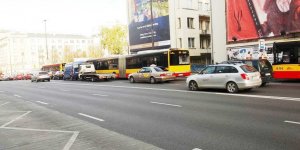 Autobus ze środkowego pasa zaparkował obok dostawczaka. Samochody muszą zjeżdżać na pas w przeciwną stronę - ul. Waryńskiego