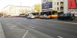 Autobus ze środkowego pasa zaparkował obok dostawczaka. Samochody muszą zjeżdżać na pas w przeciwną stronę - ul. Waryńskiego