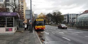 Objazdy niepodległości - niespodziewana od dawna sytuacja autobus na przystanku autobusowym przy Grubej Kaśce