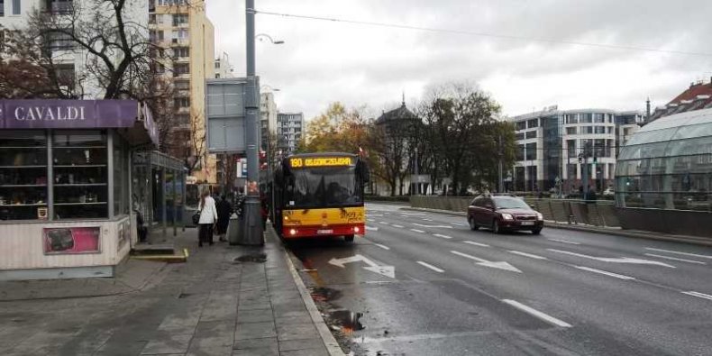 Objazdy niepodległości - niespodziewana od dawna sytuacja autobus na przystanku autobusowym przy Grubej Kaśce