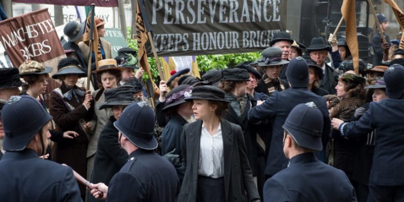 Sufrażystka. W środku Carey Mulligan jako Maud Watts