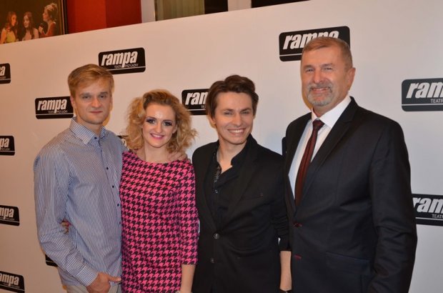 40-lecie Teatru Rampa - Burmistrz Targówka, pan Sławomir Antonik (pierwszy z prawej) z artystami. Od lewej: Jakub Wocial, Barbara Gąsienica Giewont i Jakub Molęda
