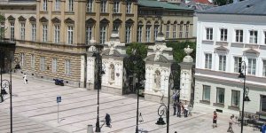 Brama kampusu głównego UW - Widok z Instytutu Filozofii Minimus