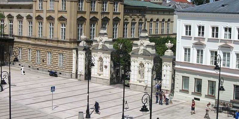 Brama kampusu głównego UW - Widok z Instytutu Filozofii Minimus