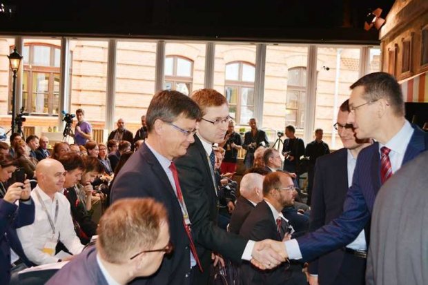 Burmistrz i minister - burmistrz Pragi Północ Paweł Lisiecki wita się z wicepremierem i ministrem rozwoju Mateuszem Morawieckim