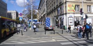Dostawczak Lubaszki na skrzyżowaniu Waryńskiego Nowowiejskiej