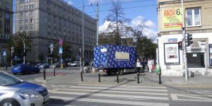 Dostawczak Lubaszki i niezainteresowana policja na skrzyżowaniu Waryńskiego Nowowiejskiej