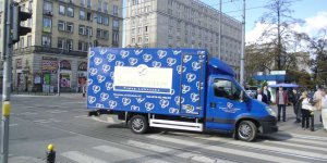 Dostawczak Lubaszki na skrzyżowaniu Waryńskiego Nowowiejskiej