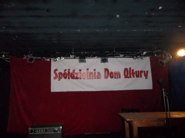 Spółdzielnia Dom Qltury - część ze sceną w sali środkowej (w odróżnieniu od sali dolnej i sali górnej)