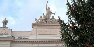 Świąteczny nastrój przed Politechniką Warszawską