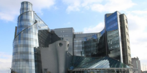 Nowy gmach TVP SA (2008 r.). Forteca wieża Babel, która straszy u zbiegu Woronicza i Samochodowej