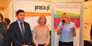 Targi Pracy w UD Targówek - do odwiedzających zwraca się pani Małgorzata Kwiatkowska z-ca burmistrza dzielnicy. Od lewej pan Andrzej Dębski Naczelnik Wydziału Spraw Społecznych i Zdrowia dla Dzielnicy Targówek i pani Alicja Witoszyńska Dyrektor Ośrodka Pomocy Społecznej.