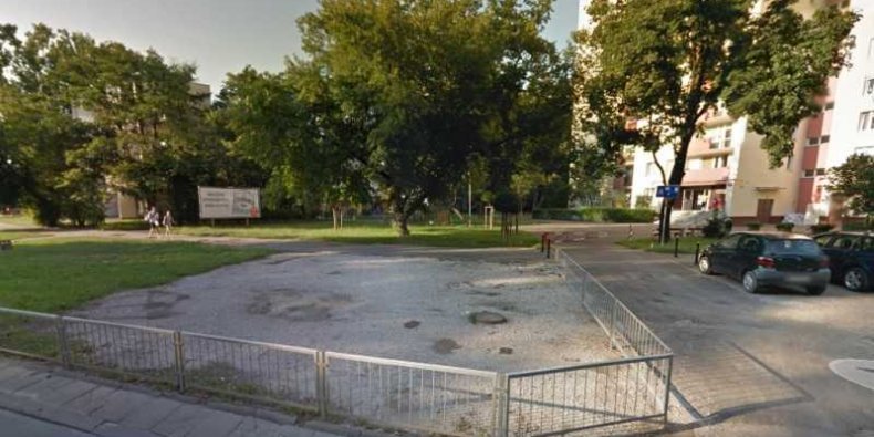 Ogrodzony trawnik - rozjeżdżony przez parkujące samochody