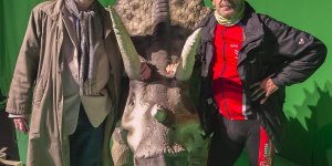 Dinozaury na żywo - wystawa na błoniach Stadionu Narodowego. dinozaury z dinozaurem. Andrzejowi się nie odmawia autoportretów. Michał Pawlik(siwy łeb) i Andrzej Seta