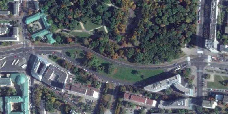 Marszalkowska - odcinek od Królewskiej (z prawej) do Placu Bankowego (z lewej).
