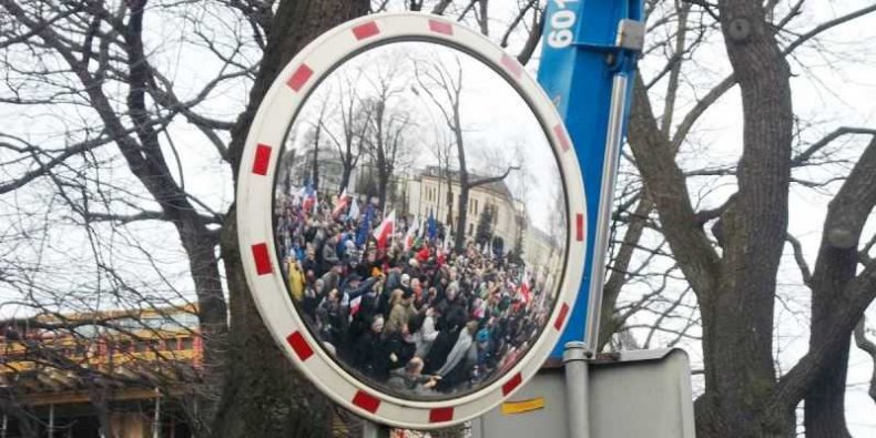 Obywatele dla demokracji - manifestacja KOD w krzywym zwierciadle