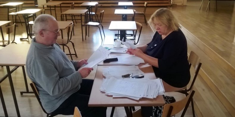 Sprawdzanie prac konkursowych. autorka (Małgorzata Żuber-Zielicz) i Włodzimierz Zielicz