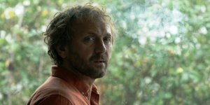 Andrzej Chyra - kadr z filmu „Znam kogoś, kto cię szuka”