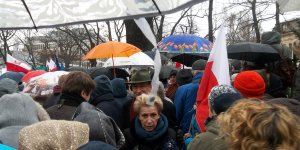 Manifestacja Obywatele dla demokracji - Aleja Szucha, przez tłum przeciska się Vincent Rostkowski były minister finansów