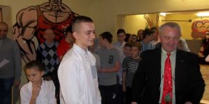 Wigilia u zapaśników UKS Zdrowy Targówek - Mistrz Polski Młodzików Albert Kharatyan i prezes Klubu Roman Soroczyński