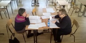 Konkurs Fizyczny - Nauczyciele sprawdzają prace konkursowe: Wanda Wagner i Maria Kuśmierek